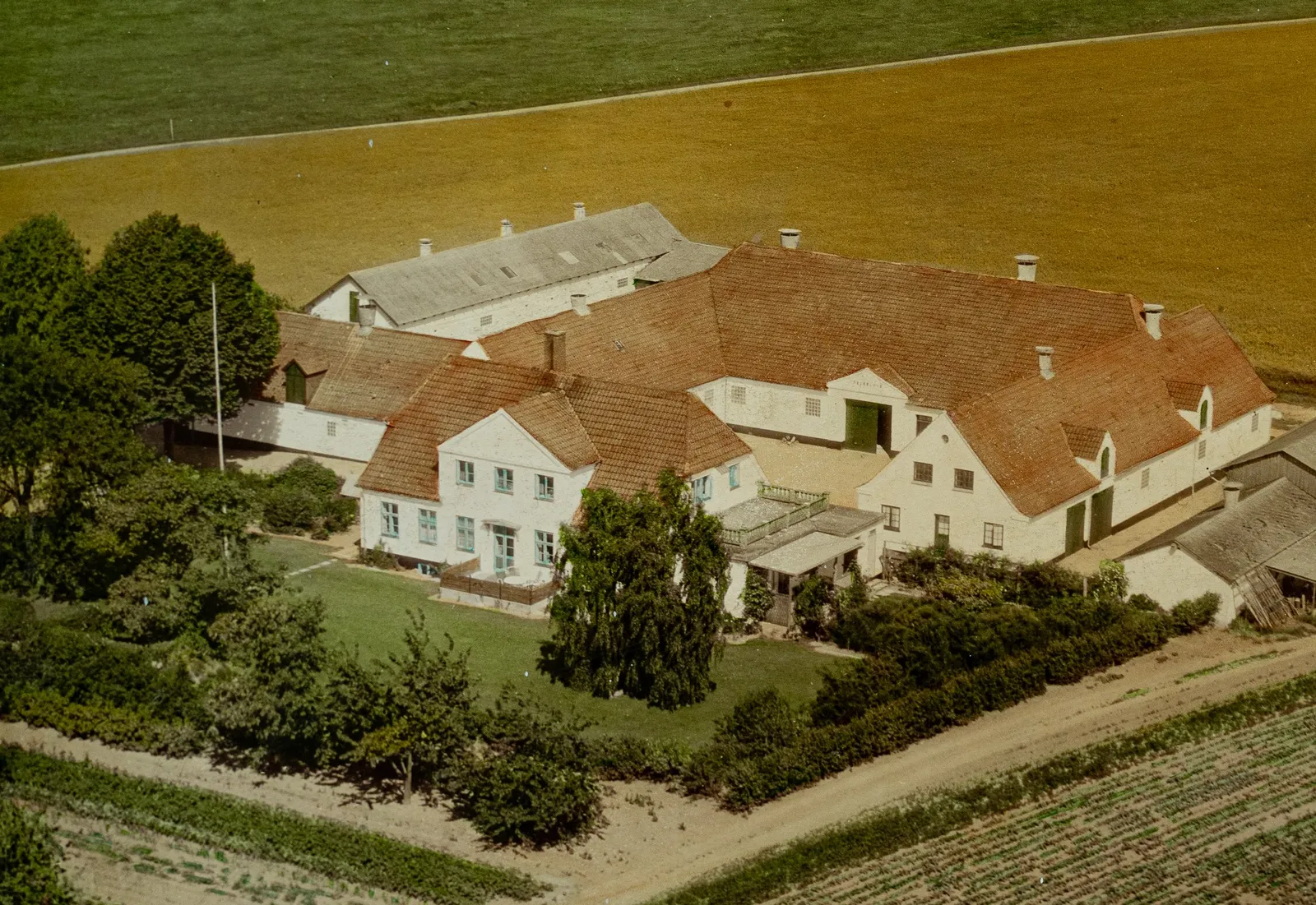 Gammelt luftfoto af Fruerlund gård